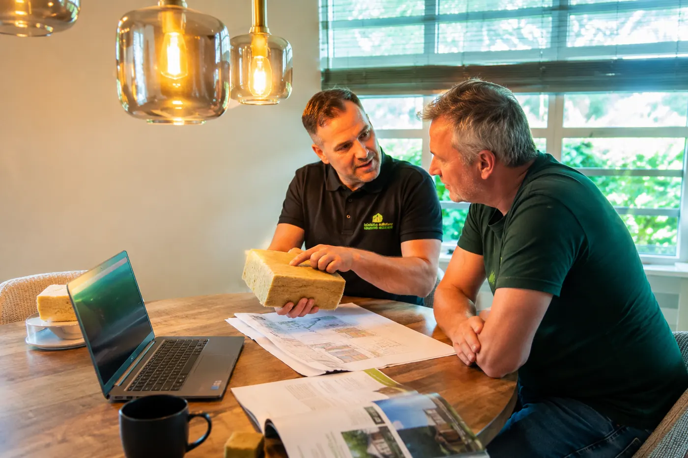 Isolatiecoach in gesprek met woningeigenaar